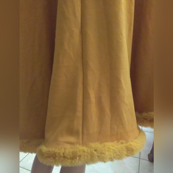 BNWT GOLD SHAWL BY MERIGOLD KISS FAUX FUR EDGES SIMPLY LUXURIOUS & SOFT SZ. LG - Picture 7 of 13